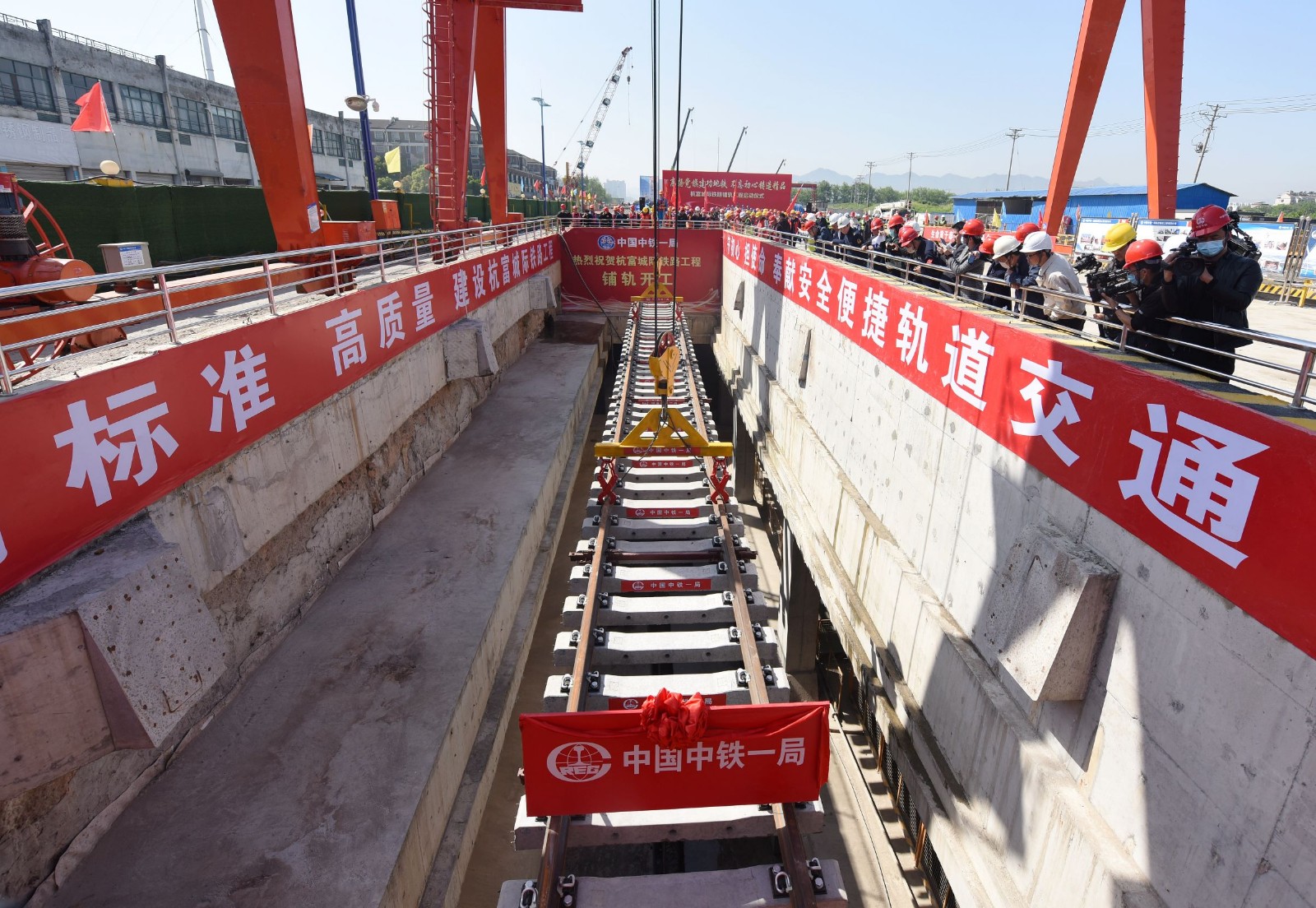 1586590913685317.jpg 轨排下井.jpg