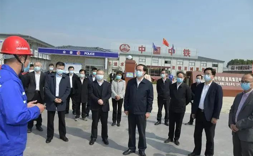 浙江省委书记车俊实地调研开云在线手机入口 衢州市荷一路过江通道项目防疫、复工情况
